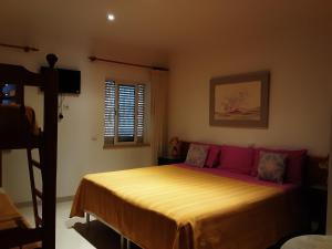 ein Schlafzimmer mit einem großen Bett mit roten Kissen in der Unterkunft SOL & MAR in Lagos