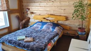 ein Schlafzimmer mit einem Bett mit zwei Kissen darauf in der Unterkunft Viesu māja Kaķis krūzē in Folvarcīši