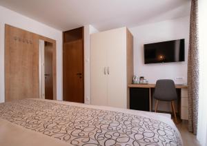En eller flere senger på et rom på Apartments & Rooms Malej