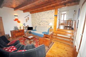 a living room with a couch and a table at Appartement de 2 chambres avec balcon et wifi a La Grave in La Grave