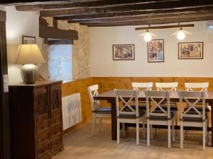 a dining room with a table and chairs at Alojamiento Rural El Molino de Butrera in Butrera