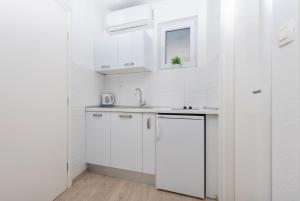 Kuchyň nebo kuchyňský kout v ubytování Apartmani Katarina