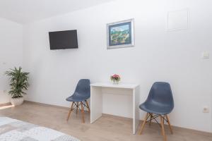 TV a/nebo společenská místnost v ubytování Apartmani Katarina