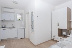 Kuchyň nebo kuchyňský kout v ubytování Apartmani Katarina + 37 fotografií