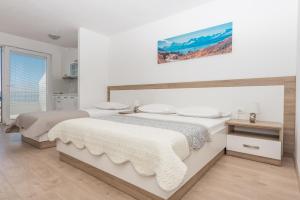 Postel nebo postele na pokoji v ubytování Apartmani Katarina