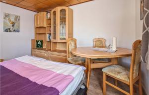 מיטה או מיטות בחדר ב-Beautiful Home In Adorf-ot Leubetha With Kitchen