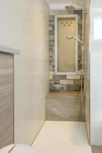 La salle de bains est pourvue d'une douche et d'un miroir. dans l'établissement Ferienwohnung Völkl, à Böbrach