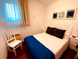 1 dormitorio pequeño con 1 cama y 1 silla en La Pensión del Camino, en Burgos
