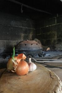 un mucchio di cipolle sedute su un tagliere in un forno di Apartment Suzy a Vantačići