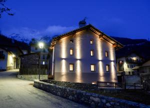 um edifício com luzes de lado à noite em Maison Bertin em Etroubles