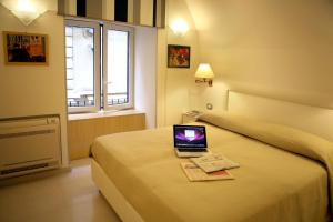 una habitación de hotel con un ordenador portátil en una cama en Donna Caterina, en Sorrento