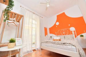 a childs bedroom with an orange wall at La Casa Mata Central in Málaga