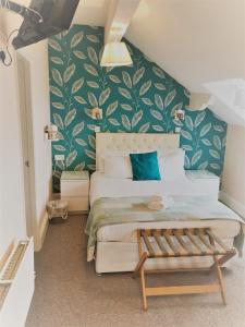 莫克姆的住宿－伯克利莫克姆酒店，一间卧室配有一张带绿色墙壁的床