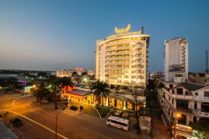 Muong Thanh Holiday Hue Hotel في هوى: مبنى عليه لافته عليه في مدينه