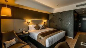 um quarto de hotel com uma cama e uma cadeira em Crowne Plaza Aberdeen Airport, an IHG Hotel em Dyce