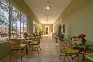 jadalnia ze stołami, krzesłami i oknami w obiekcie Villa do Conde w mieście Brotas