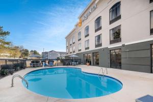 a swimming pool in front of a hotel at La Quinta Inn & Suites by Wyndham-Albany GA in Albany