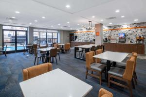 un restaurant avec des tables et des chaises et un bar dans l'établissement La Quinta Inn & Suites by Wyndham-Albany GA, à Albany