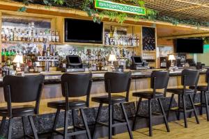 El salón o zona de bar de Wyndham Garden San Jose Airport