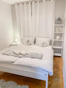 Una cama blanca con dos toallas. en House Marin - whole house en Maribor