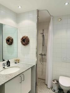 y baño con lavabo, aseo y ducha. en ApartmentInCopenhagen Apartment 651, en Copenhague