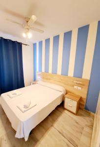 En eller flere senge i et værelse på Apartamentos Pueblo Quinta