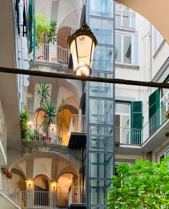 wewnętrzny widok na budynek ze szklaną fasadą w obiekcie Toledo Boutique Rooms w mieście Napoli
