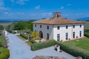 una vista esterna di una grande casa con giardino di Villa De' Michelangioli a Castroncello