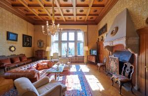 TV a/nebo společenská místnost v ubytování Schlosshotel Kronberg - Hotel Frankfurt