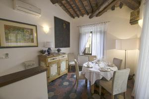 un comedor con mesa y sillas en una habitación en La Torre, en Montecatini Terme