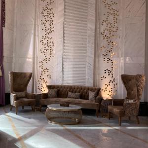 Een zitgedeelte bij Midan Hotel & Suites Al Aziziya