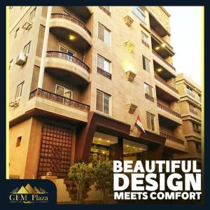 un grande edificio con un cartello che legge il bellissimo design incontra comfort di Pyramids Gem Plaza Hotel & Suites a Il Cairo
