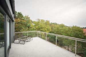 d'un balcon avec deux chaises et une vue sur les arbres. dans l'établissement SPA Nida, à Nido