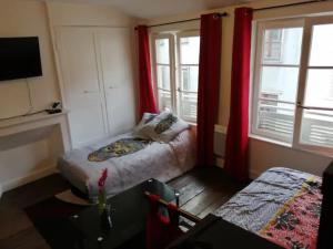 - une petite chambre avec un lit et une fenêtre dans l'établissement STUDIO cosy dans le centre de LIMOGES, à Limoges