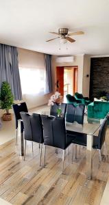 uma sala de jantar com mesa e cadeiras em Green Haven Luxury Apartments em Ezulwini