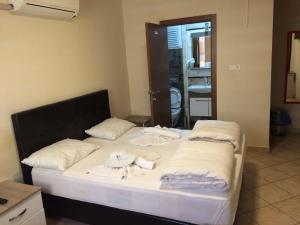 イスタンブールにあるHotel Kiwiのベッドルーム1室(タオル付)