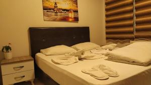 イスタンブールにあるHotel Kiwiのベッド(白いシーツ、タオル付)