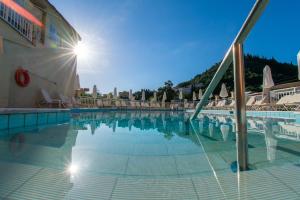 Bazén v ubytování Angelica Hotel nebo v jeho okolí