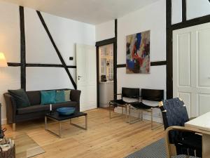 salon z kanapą i 2 krzesłami w obiekcie ApartmentInCopenhagen Apartment 101 w Kopenhadze