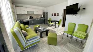 ブラショヴにあるApartament Ultracentral Silvana Dealul Morii Residenceのリビングルーム(ソファ、椅子付)、キッチンが備わります。
