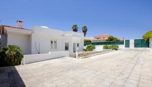 una casa blanca con una entrada delante de ella en Estoril dream en Estoril