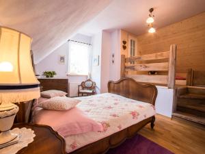 1 dormitorio con 1 cama y 1 lámpara en Zagroda u Macieja en Ustka