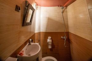 A bathroom at Riad Meski