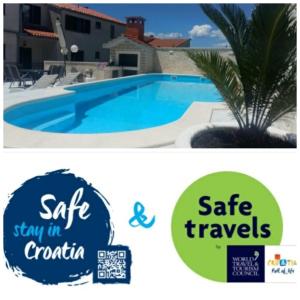 um cartaz que diz estadia segura na Croácia e uma piscina em Villa Ante Split-Podstrana em Podstrana