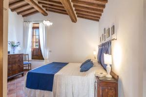 a bedroom with a bed and a dresser and a window at Il Poderino in Monteriggioni