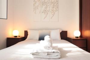 Uma cama ou camas num quarto em LovelyStay - Flats in VRSA Historical Center