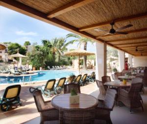 Бассейн в Hotel Apartamentos Cala Santanyi или поблизости