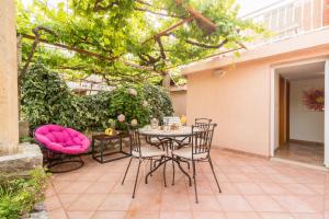 patio con mesa y sillas en Apartments Lotea, en Cavtat