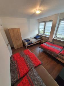 een slaapkamer met 2 bedden in een kamer bij Ferienwohnung Schloßstraße in Essen