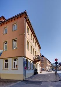 een gebouw aan de straatkant bij Wertheimer Stuben in Wertheim